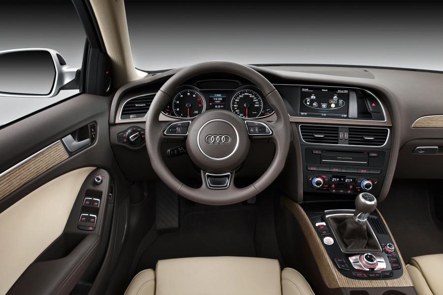 Торпедо Audi A4 2.0T Sedan (B8, 8K) 2012 года  (фото 8 из 19)